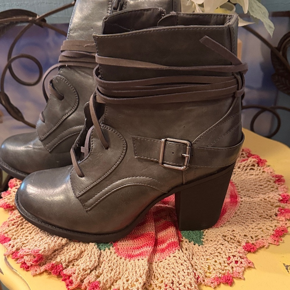 👢👢👢BOGOHO👢👢👢Cato Gray Leather Ankle Boots-size 7